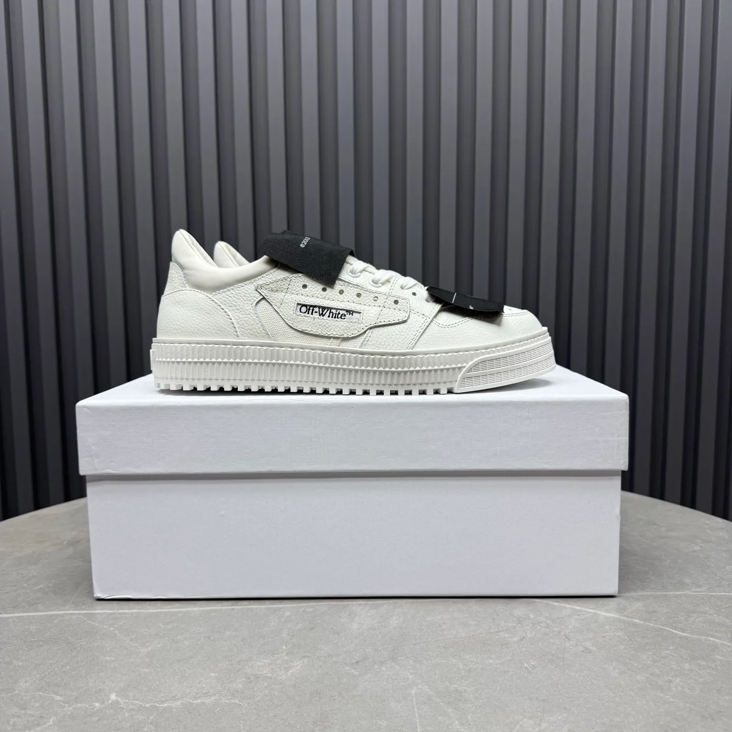 Men's shoes💰680 OFF WHITE ⚡️Couple style⚡️The latest spring style street casual shoes, released with the highest quality version on the market👊Series original mold opening, original lasting, production technology 1:1 original version➰🔜The best choice for more and more celebrities and Internet celebrities🔸In the classics Changes in the code🔸Innovate in the trend🔸Strive to break away from the shackles of bad street design🔝Although he is not the originator of fashion design, he is definitely a shining dark horse in avant-garde design🐴🆙Do not follow the trend🔅Not universal beauty🔅 Fabric💯First-layer cowhide Lining💯Imported skin-friendly and environmentally friendly polyester mesh Foot pads💯Original molded high-elastic environmentally friendly molding pads Midsole💯Made with original last-last technology Outsole💯Rubber outsole Packaging💯Official website synchronizes full set of packaging (brand wrapping paper, brand certificate, brand cloth bag) Code numbers 35-44, 45 46 Customized